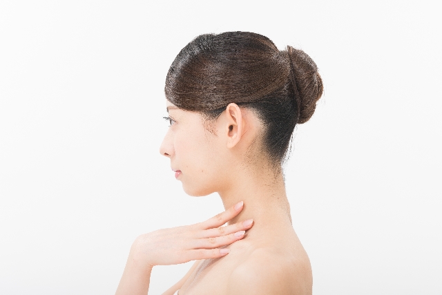 鎖骨が出ないで悩んでいる女性
